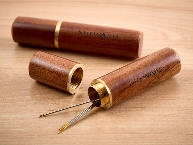 Nåleetui i træ med messing