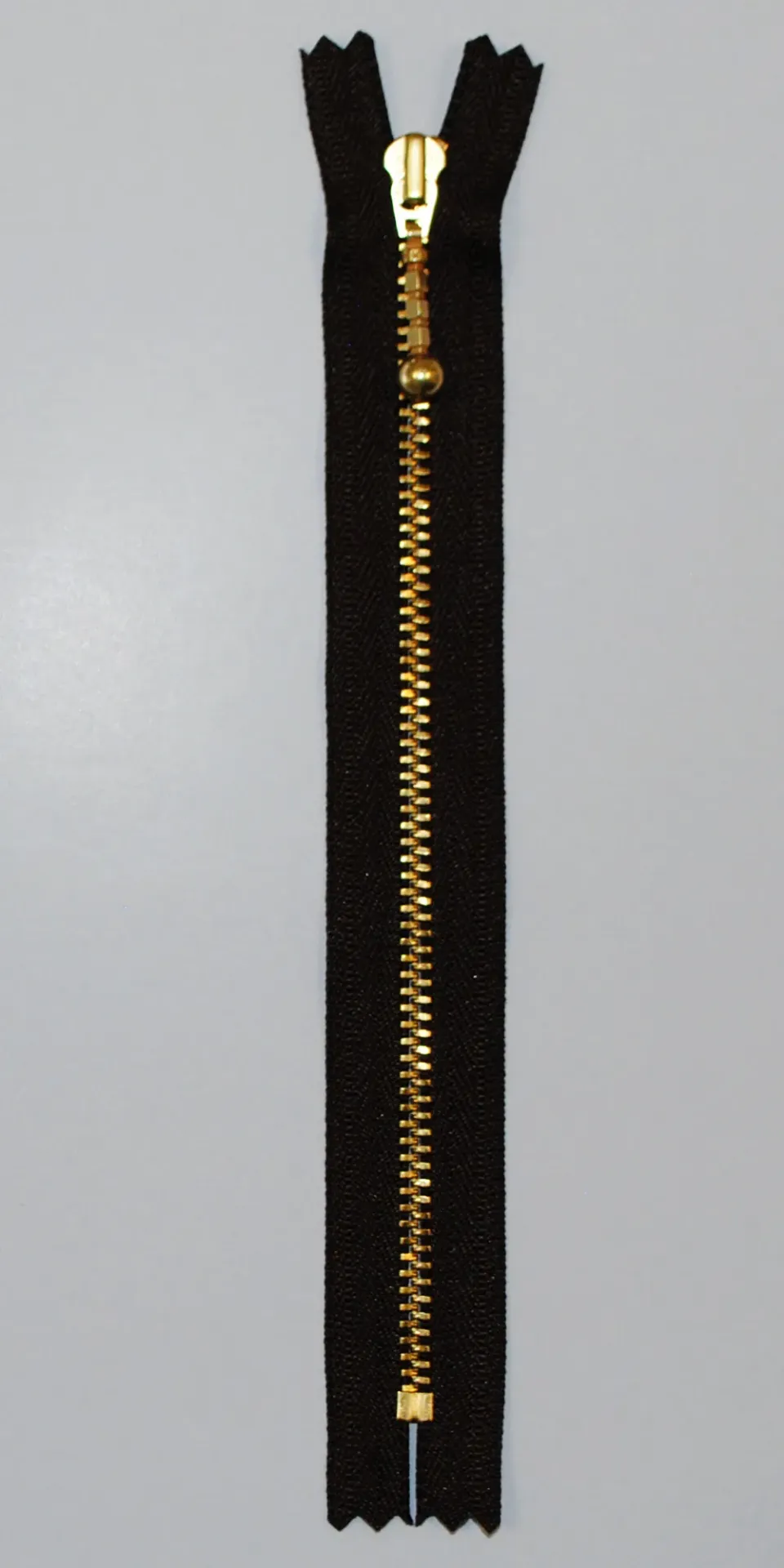 Lynlås YKK 4 mm messing, fast (Brun 0570)